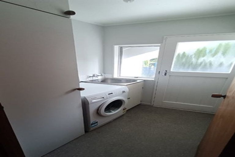 Photo of property in 13a Kingsbridge Place, Newlands, Wellington, 6037