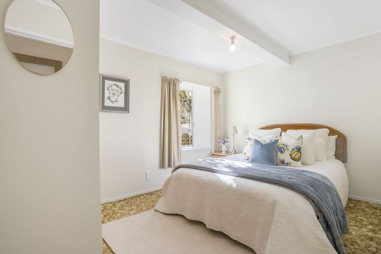 Photo of property in 6 Regal Place, Forrest Hill, Auckland, 0620