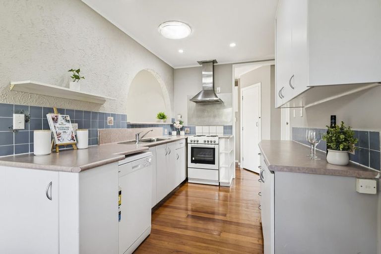 Photo of property in 61 Beechdale Crescent, Pakuranga Heights, Auckland, 2010