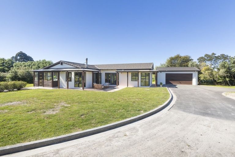 Photo of property in 32 Schnell Drive, Kelvin Grove, Palmerston North, 4414