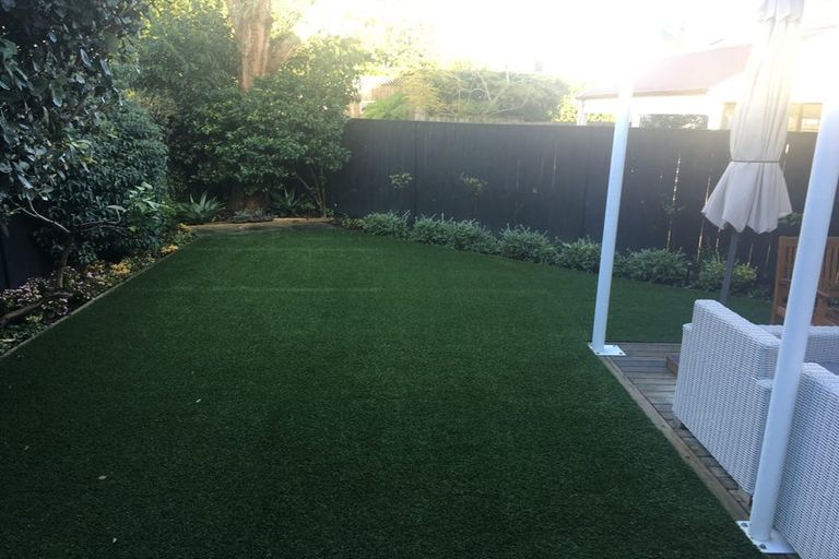 Photo of property in 3/14-26 Beach Road, Northcote Point, Auckland, 0627