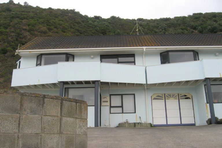 Photo of property in 2/422 Queens Drive, Lyall Bay, Wellington, 6022