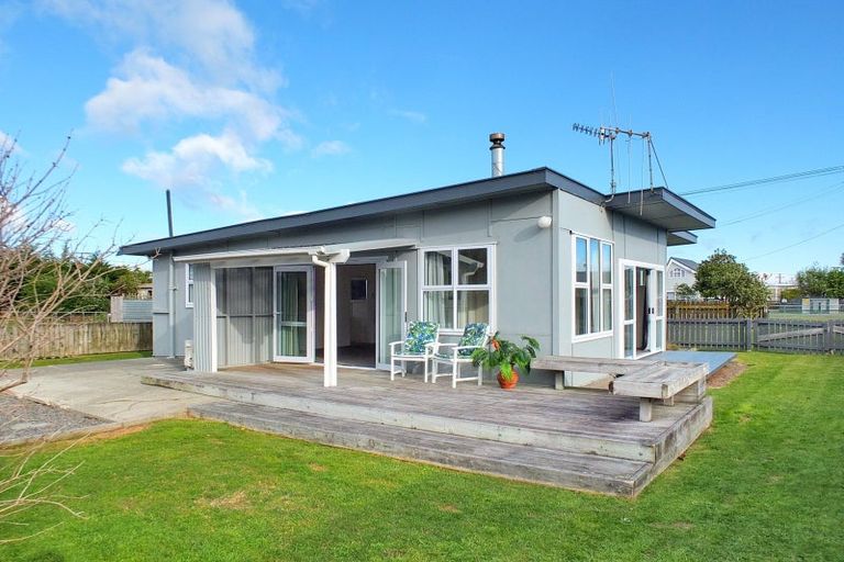 Photo of property in 27 Roore Street, Foxton Beach, Foxton, 4815