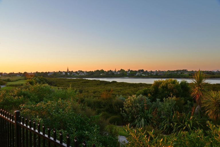 Photo of property in 3 Iwinuku Crescent, Wattle Downs, Auckland, 2103