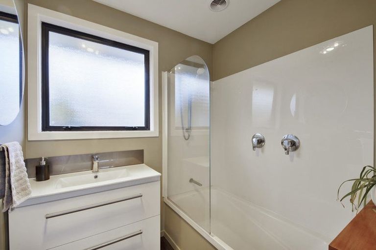 Photo of property in 6 Oakley Crescent, Hornby, Christchurch, 8042