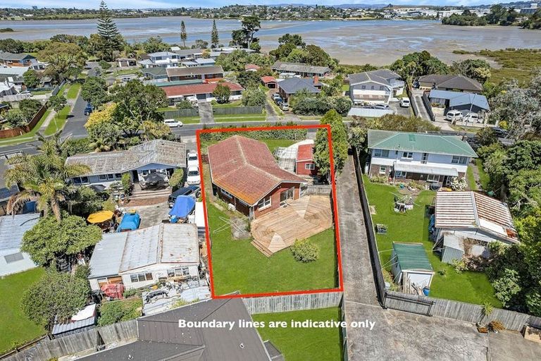 Photo of property in 50 Edgewater Drive, Pakuranga, Auckland, 2010