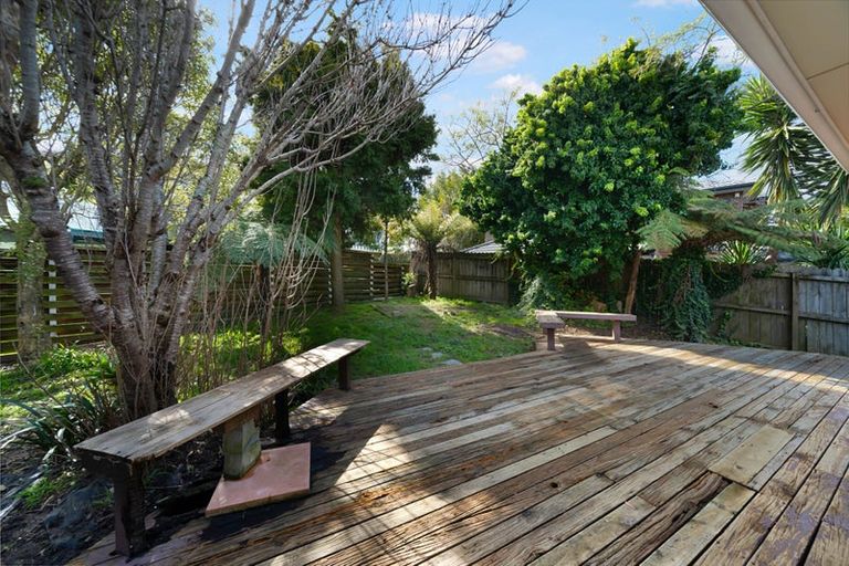 Photo of property in 13 Halcombe Place, Green Bay, Auckland, 0604