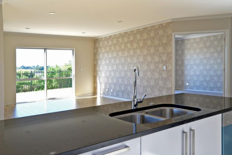 Photo of property in 3 Iwinuku Crescent, Wattle Downs, Auckland, 2103