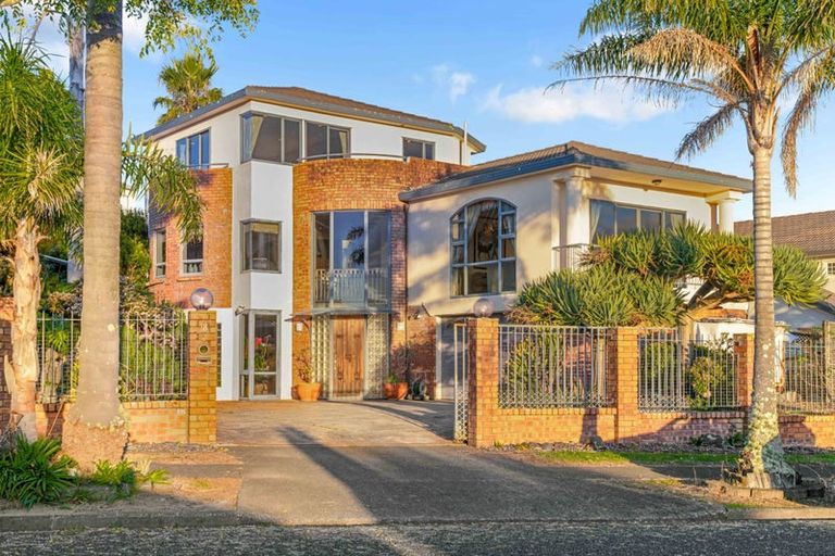 Photo of property in 18 Ribbonwood Crescent, Goodwood Heights, Auckland, 2105