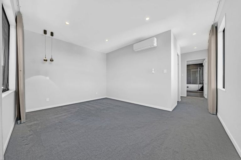 Photo of property in 28 Roxborough Place, East Tamaki Heights, Auckland, 2016
