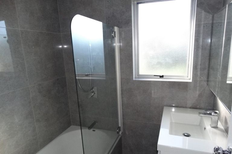 Photo of property in 28 Felgrove Street, Glendene, Auckland, 0602