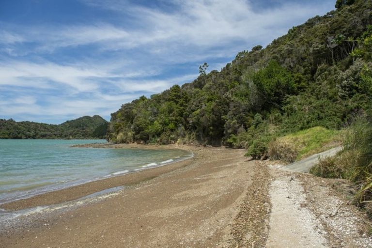 Photo of property in 90 Tahunatapu Road, Parua Bay, Whangarei, 0174