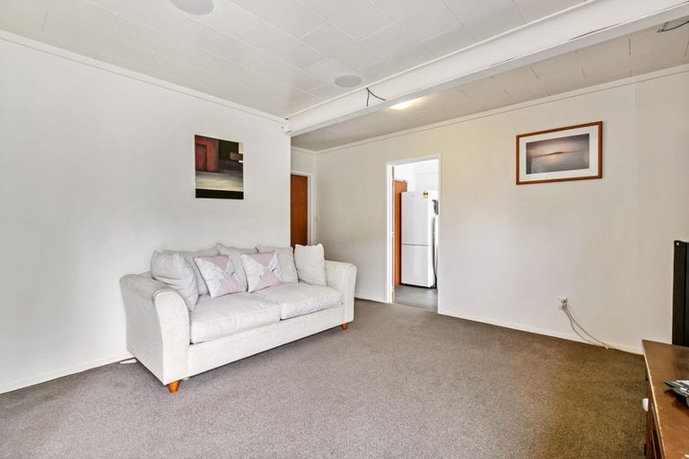 Photo of property in 4 Easter Parade, Glen Eden, Auckland, 0602