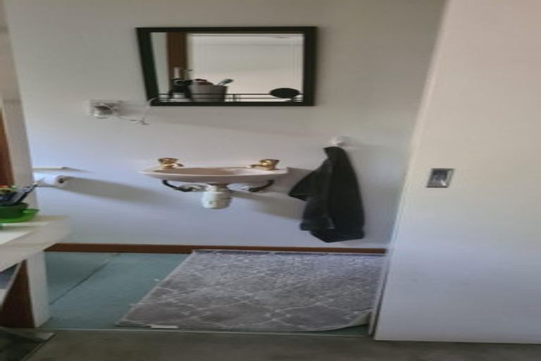 Photo of property in 14 Peter Terrace, Castor Bay, Auckland, 0620