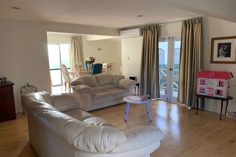 Photo of property in 6 Orinda Close, Botany Downs, Auckland, 2010