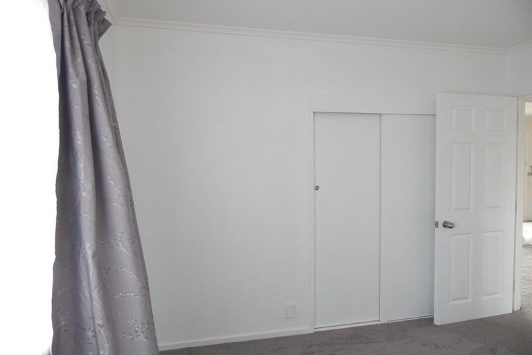 Photo of property in 2/124 Te Atatu Road, Te Atatu South, Auckland, 0610