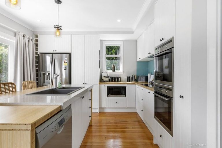 Photo of property in 16 Waru Street, Khandallah, Wellington, 6035