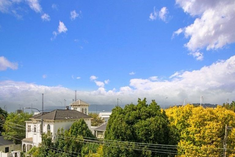 Photo of property in Newman Court Apartments, 2 Newman Terrace, Thorndon, Wellington, 6011