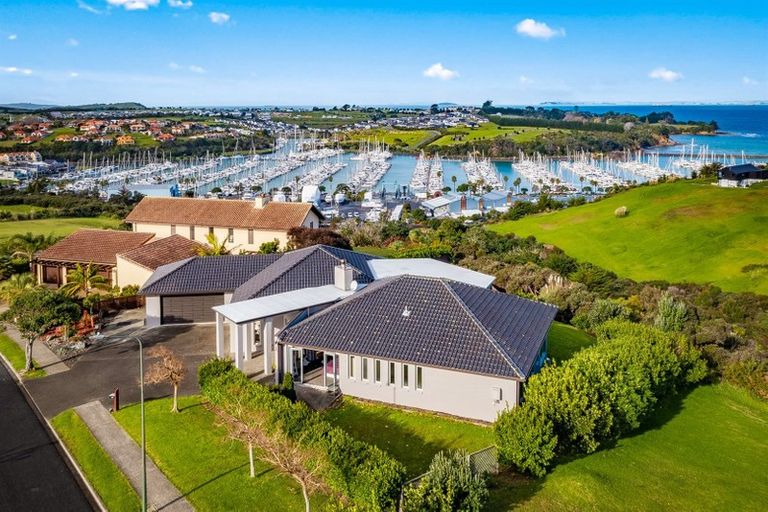 Photo of property in 139 Roberts Road, Matakatia, Whangaparaoa, 0930