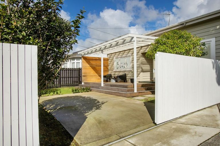 Photo of property in 20 Walmer Road, Point Chevalier, Auckland, 1022