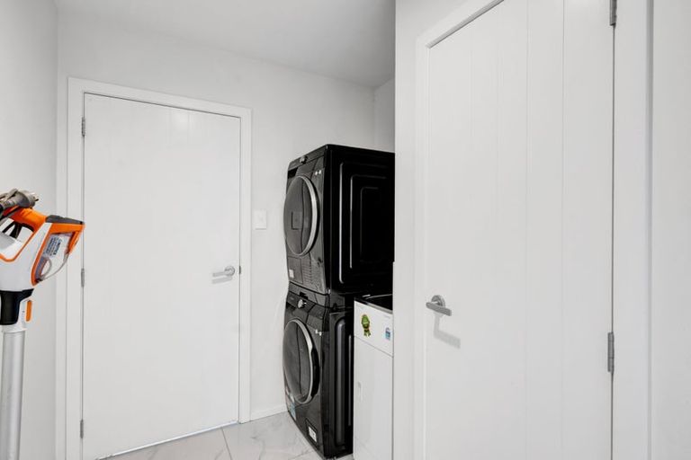 Photo of property in 4 Vardon Way, Waiwhakaiho, New Plymouth, 4312