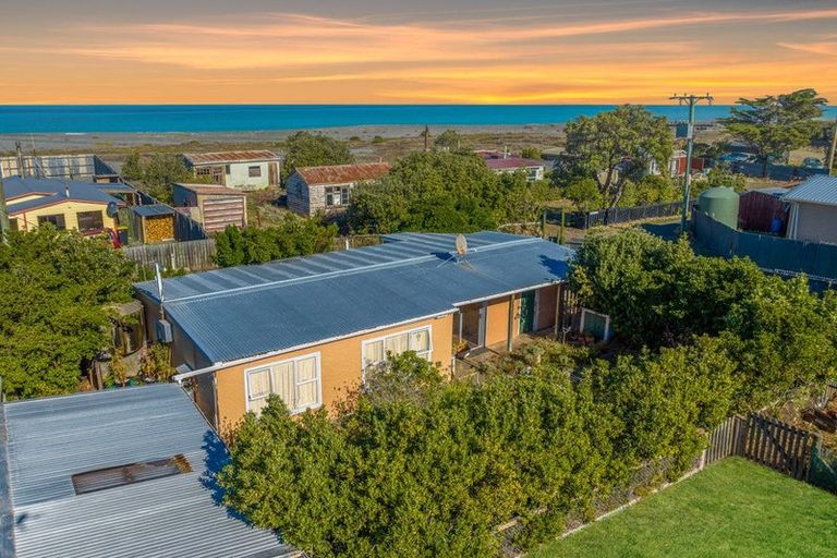 Photo of property in 37 Hillview Road, Birdlings Flat, Little River, 7591