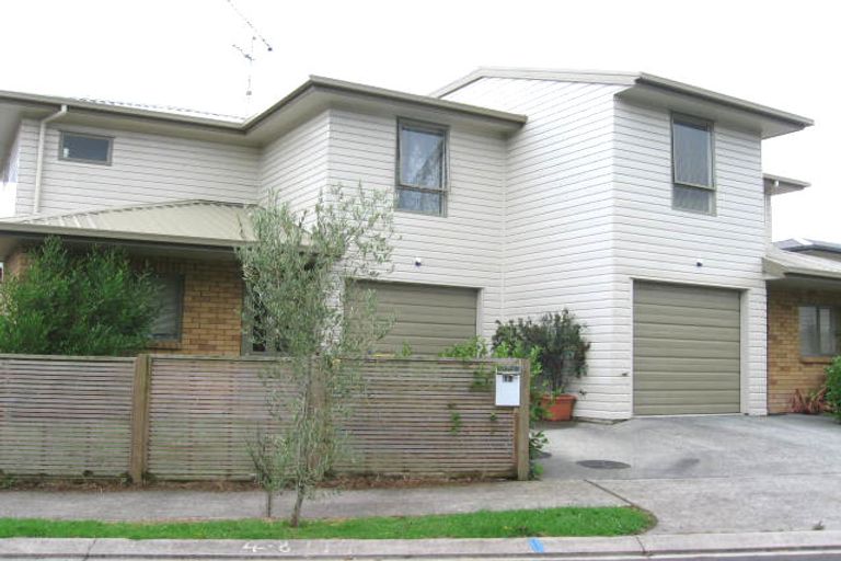 Photo of property in 18 Barnea Circle, Glen Eden, Auckland, 0602