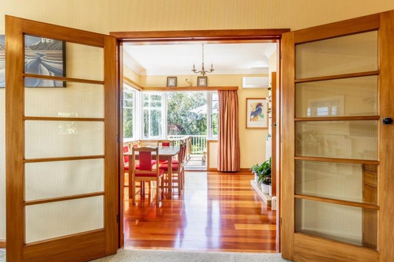 Photo of property in 16 Napier Terrace, Hospital Hill, Napier, 4110