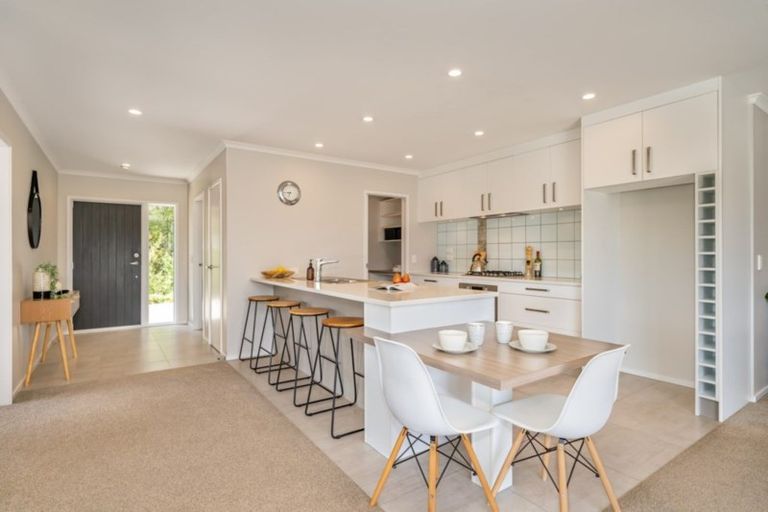 Photo of property in 29 Mt Marua Drive, Timberlea, Upper Hutt, 5018