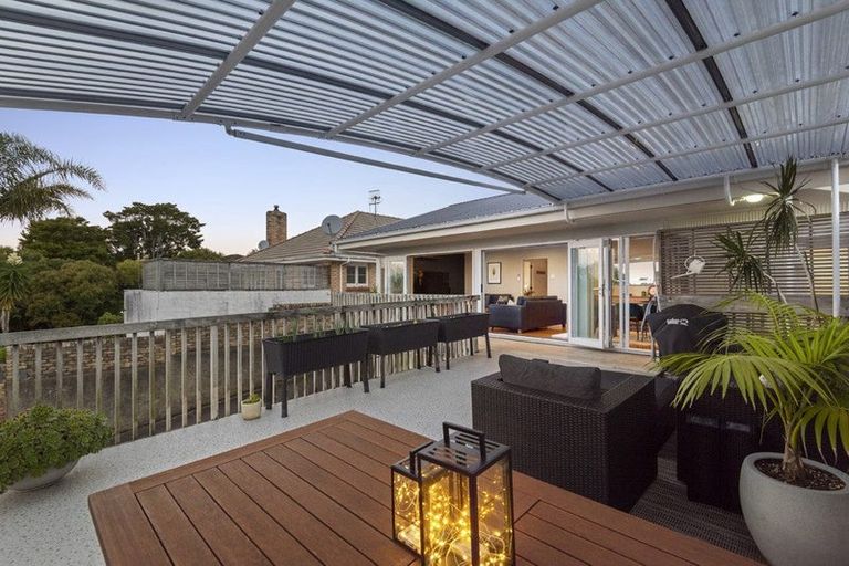 Photo of property in 35 Onewa Road, Northcote, Auckland, 0627