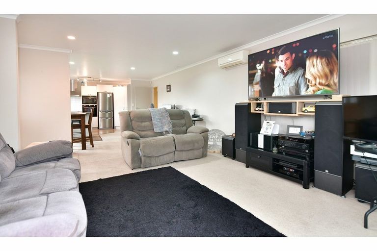 Photo of property in 10 Centreway Road, Orewa, 0931