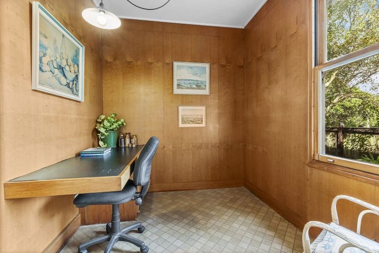 Photo of property in 51 Awa Road, Karaka Bays, Wellington, 6022