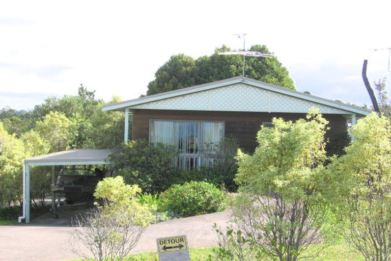 Photo of property in 1/1032 East Coast Road, Fairview Heights, Auckland, 0630