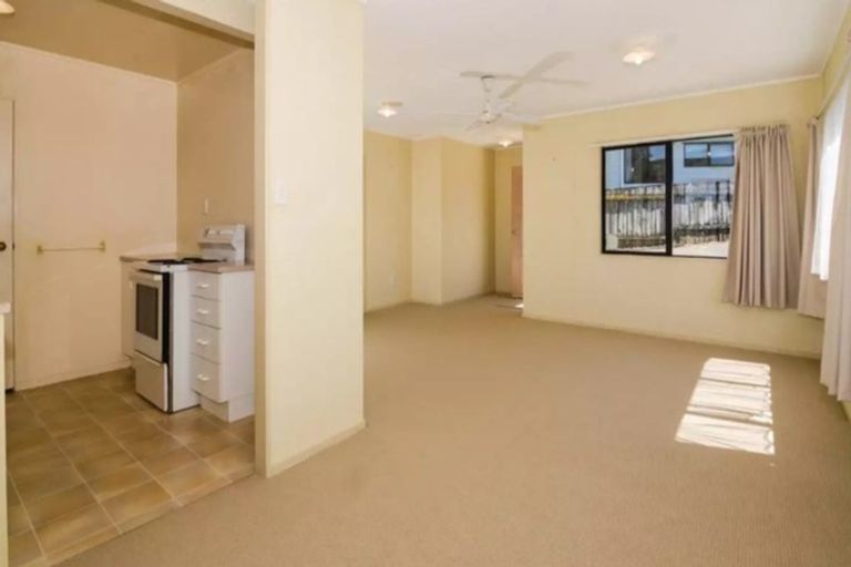 Photo of property in 10a Elizabeth Drive, West Harbour, Auckland, 0618