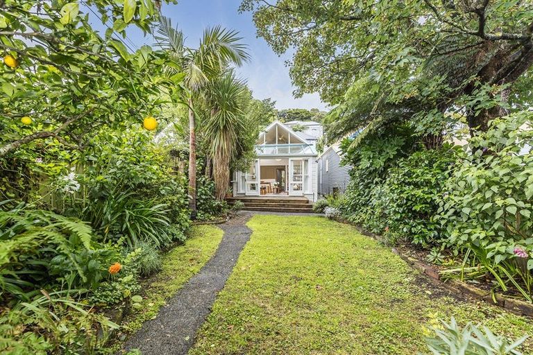 Photo of property in 127 Aro Street, Aro Valley, Wellington, 6021