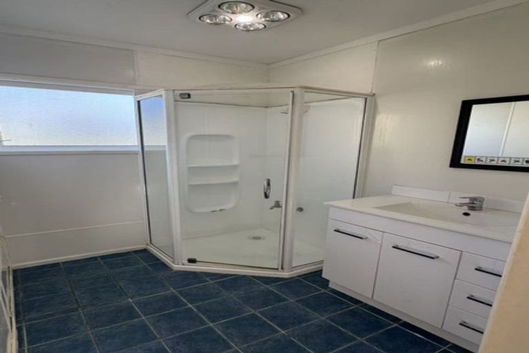 Photo of property in 21 Normandy Place, Henderson, Auckland, 0610