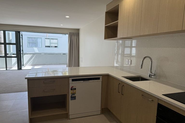 Photo of property in 8/19 Ocean View Road, Hillcrest, Auckland, 0627