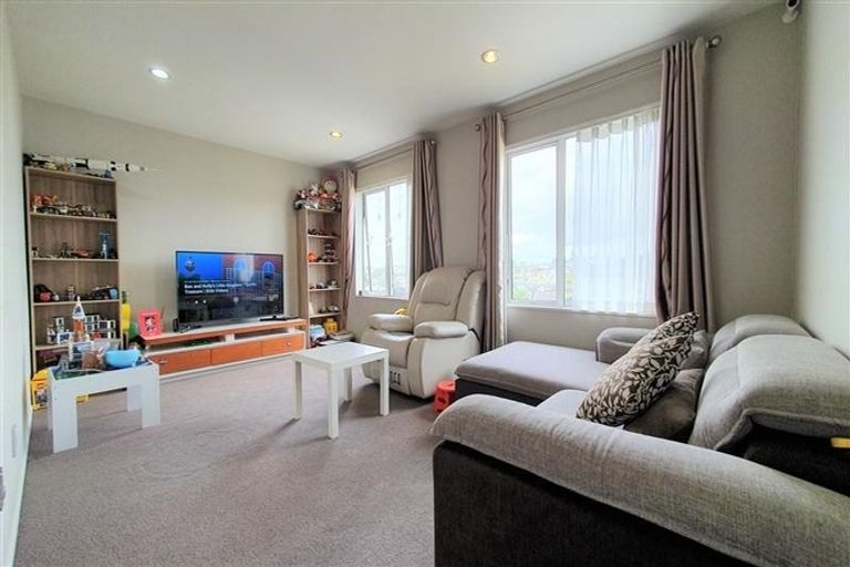 Photo of property in 27 Mulroy Place, Pinehill, Auckland, 0632