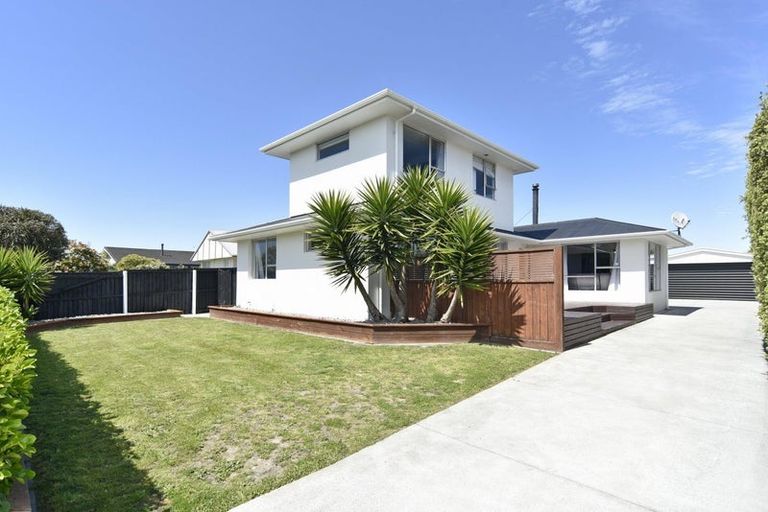 Photo of property in 9 Heathglen Avenue, Parklands, Christchurch, 8083