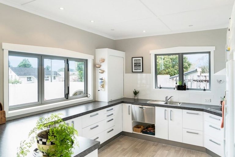 Photo of property in 7 Burns Street, Westown, New Plymouth, 4310