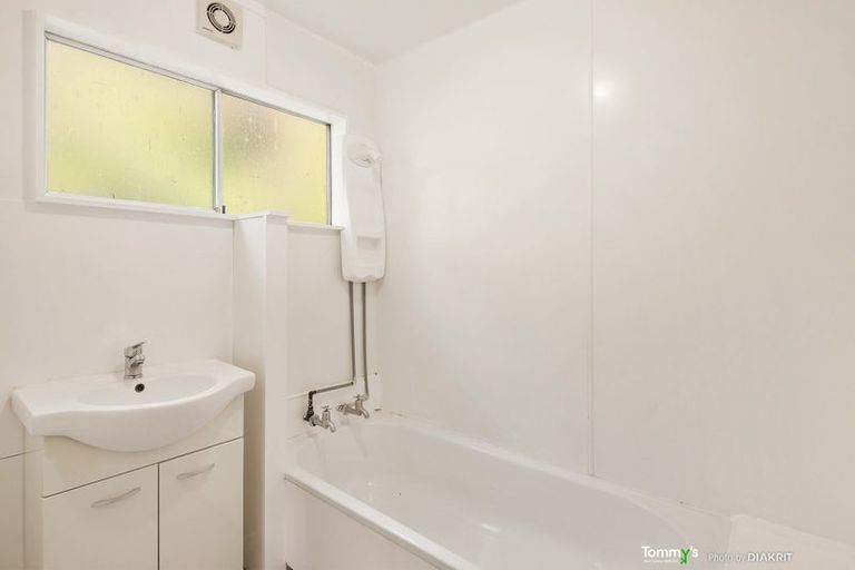 Photo of property in 2/5 Wye Street, Island Bay, Wellington, 6023