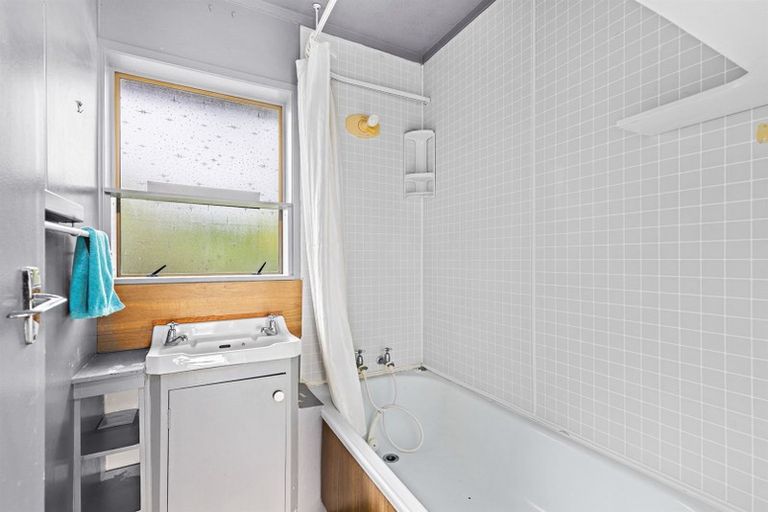 Photo of property in 1/92 Saddleback Rise, Murrays Bay, Auckland, 0630