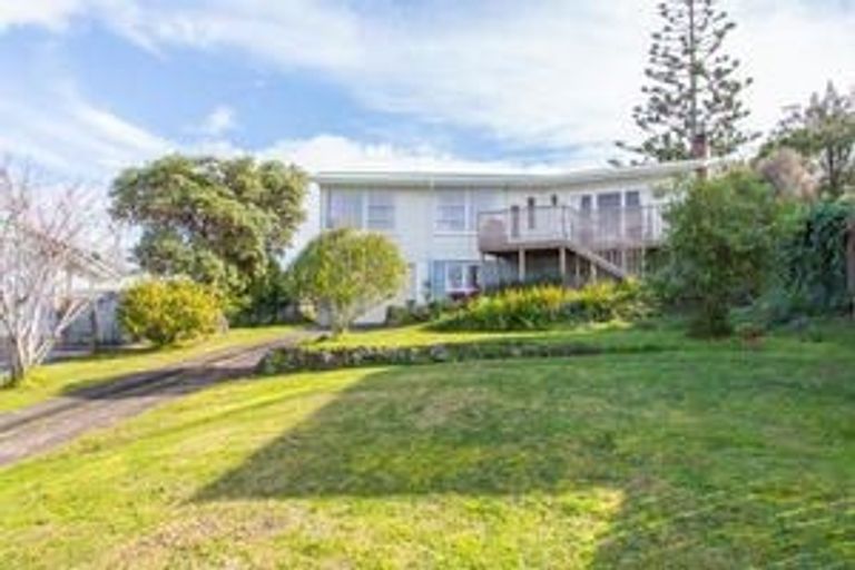 Photo of property in 9 Heather Place, Sunnynook, Auckland, 0620