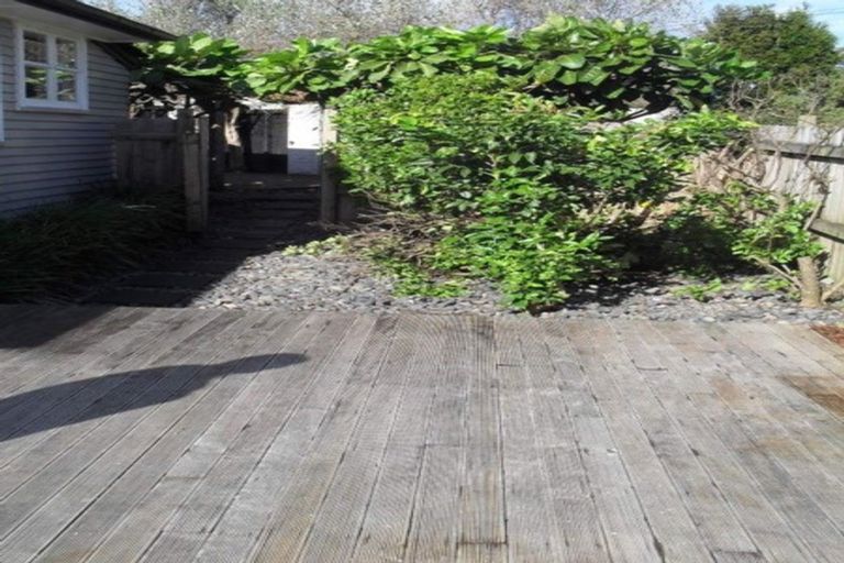 Photo of property in 2a Exmouth Road, Northcote, Auckland, 0627