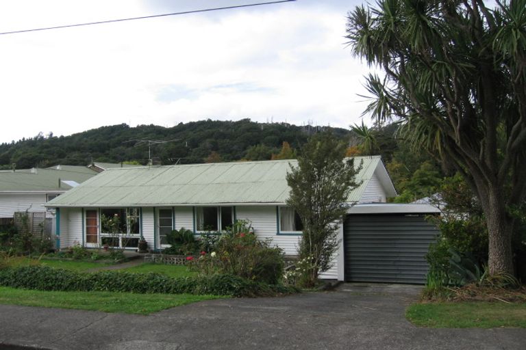 Photo of property in 21 Pinehaven Road, Pinehaven, Upper Hutt, 5019