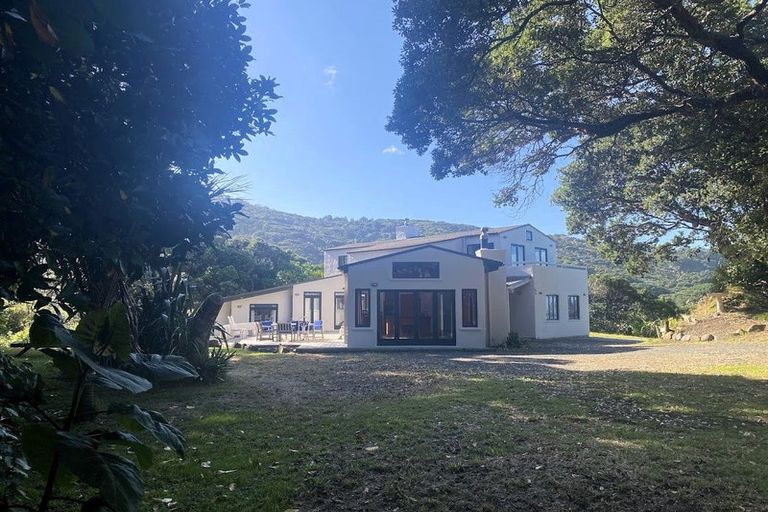 Photo of property in 175 Marine Parade North, Piha, New Lynn, 0772