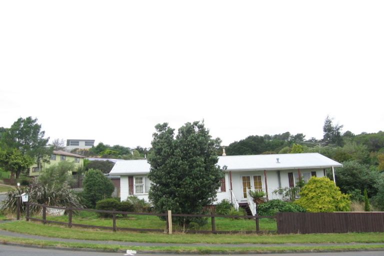 Photo of property in 2 Snowberry Grove, Timberlea, Upper Hutt, 5018