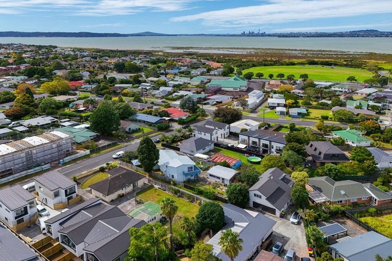 Photo of property in 12 Montmere Avenue, Te Atatu Peninsula, Auckland, 0610