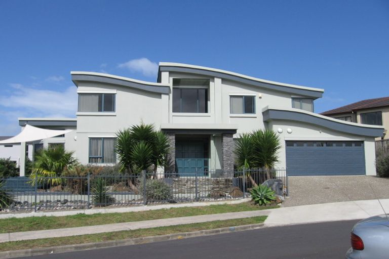 Photo of property in 6 Lupetti Rise, West Harbour, Auckland, 0618