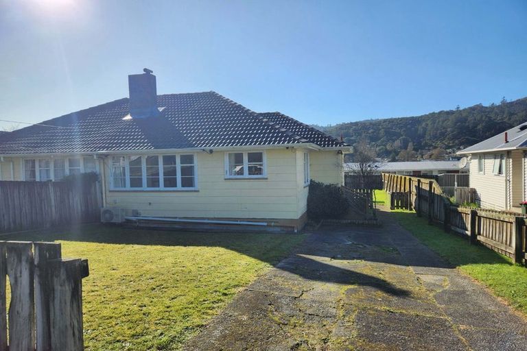 Photo of property in 32 Bird Grove, Stokes Valley, Lower Hutt, 5019